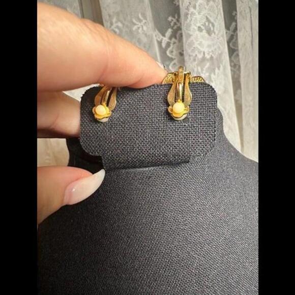 Vintage Gold-Tone Pearl Cluster Clip-On Earrings – Classic and Elegant - Picture 2 of 2